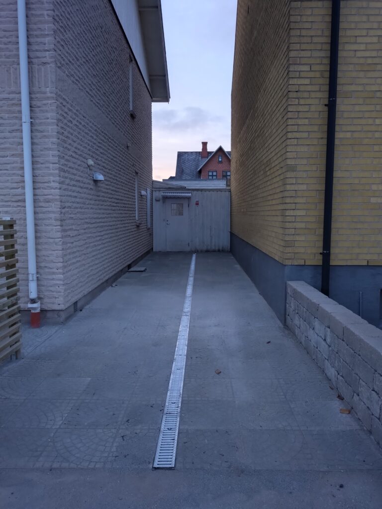 Marksten och avvattning Malmö | Professionell stensättning - Stensättning Malmö – Dom’s Entreprenad Stensättning i Malmö med avvattning och dräneringsränna utförd av Dom’s Entreprenad