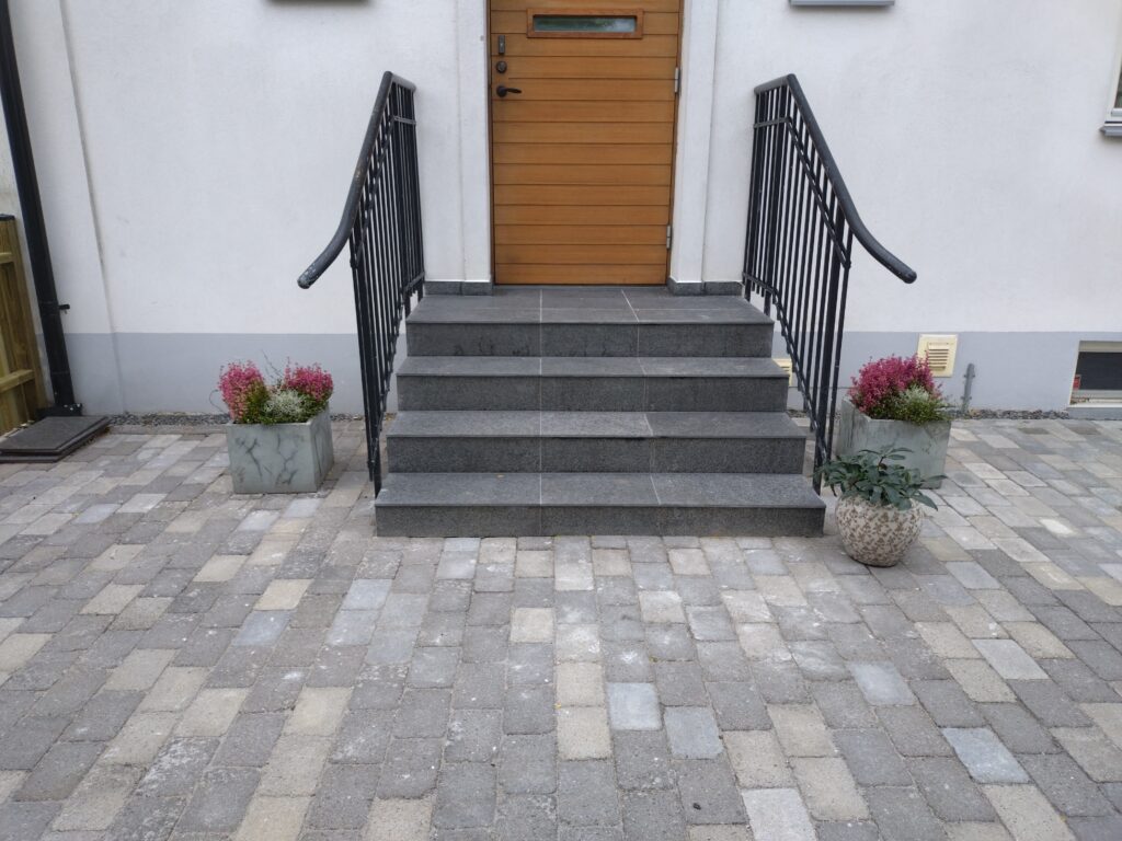 Entrétrappa och markstensläggning – Stensättning Malmö - Stensättning Malmö – Dom’s Entreprenad Professionell marksten vid husentré i Malmö med granittrappa