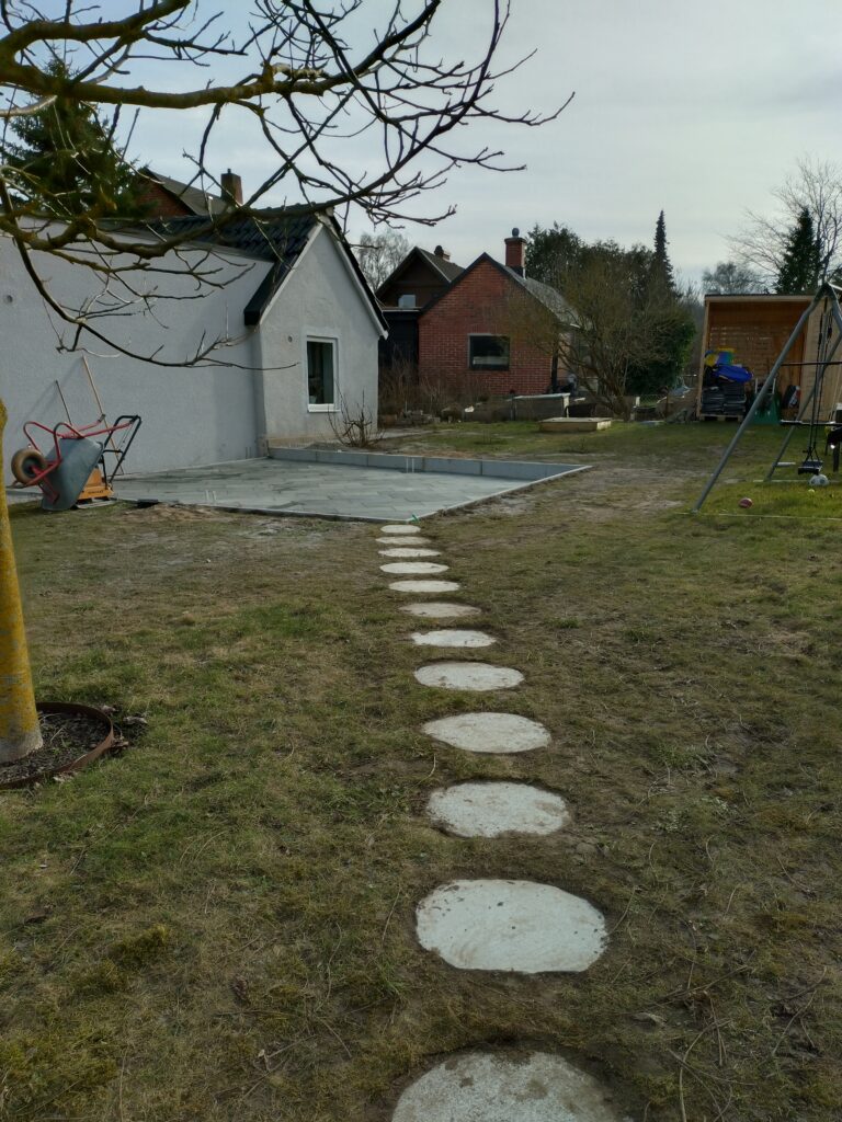 Stenlagd uteplats med trampstenar i trädgård – professionell stensättning i Malmö
